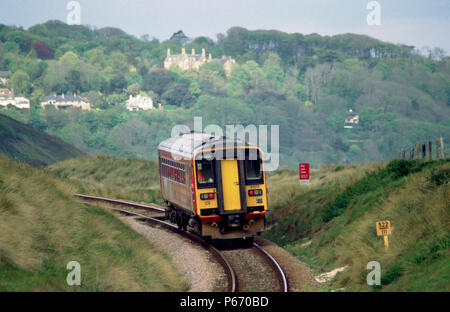 Le Cornish les avançons sont travaillées par les différentes rames DMU y compris ce point de vue de la direction de St Ives où une seule voiture Class 153 passe milepost 32 Banque D'Images