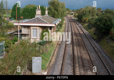 Le Great Western Railway, septembre 2004. À nord à Birmingham avec le bâtiment de la gare désaffectée Aynho sur la ligne de recherche. Banque D'Images