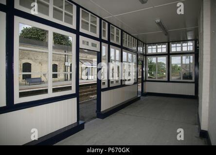 L'intérieur de la salle d'attente du patrimoine rénové récemment à Market Rasen, Lincolnshire. 2007 Banque D'Images