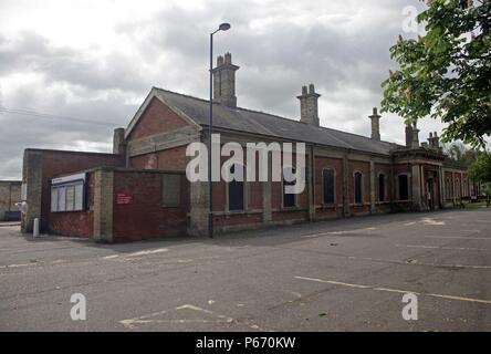 La façade ornée de la gare désaffectée et entrée à la plate-forme à Market Rasen, Lincolnshire. 2007 Banque D'Images