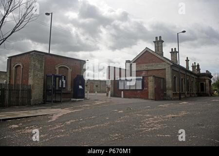 La façade ornée de la gare désaffectée, avant-cour et entrée de la plate-forme à Market Rasen, Lincolnshire. 2007 Banque D'Images