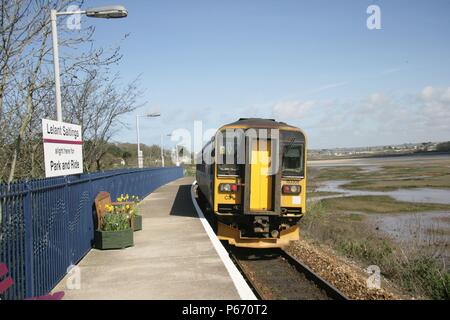 La St Erth à St Ives Lelant navette train au départ de la gare de schorres, Cornwall. 2006 Banque D'Images