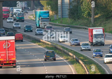 Le trafic sur l'autoroute M1 dans le Leicestershire, Angleterre. Octobre 2004. Banque D'Images