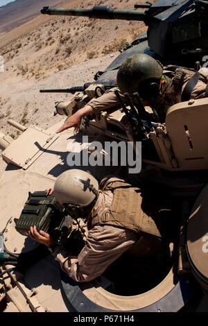 Le capitaine du Corps des Marines américain Michael Golike (à gauche) et le 1er Lieutenant Carl McFarland avec 2e Bataillon, La Compagnie Bravo, utiliser un télémètre laser portable désigné à appel d'incendie lors de l'exercice de coordination des feux d'appui (FSCX) au sein de l'exercice d'entraînement intégré (ITX) à Twenty-Nine Palms, Ca., le 7 mai 2016. Le FSCX faisait partie de l'ITX à longue portée pratique de tir d'appui dans la préparation des futures opérations de combat. (U.S. Marine Corps photo par Lance Cpl. Timothy J. Lutz, 2e Division de marines/Caméra de combat sorti) Banque D'Images