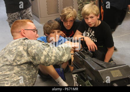 La CPS. Jeffery Hicks, un spécialiste du réseau nodal conjointe avec l'entreprise C, 9e bataillon du génie de la Brigade d'infanterie, 2e Brigade Combat Team, 3e Division d'infanterie, explique comment viser un lance-grenade Mk 19 à Ralph Chandler Middle School à Fort Stewart, en Géorgie, le 11 mai 2016. 9e BEB fourni à l'école un groupe de tournée dans le cadre de Fort Stewart et 3ème Division d'infanterie d'approche communautaire du programme. (U.S. Photo de l'armée par la CPS. Nicholas Holmes/ libéré) Banque D'Images