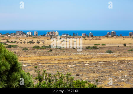 Voir au nord-est de la frontière grecque à Chypre vers la ville fantôme de Famagouste, occupée par les Turcs depuis 1974, à travers le No Man's Land Banque D'Images