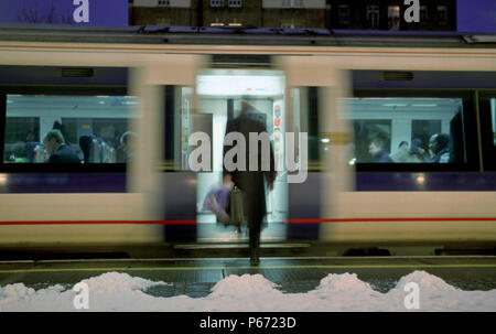 Le passager monte une classe Trains Chiltern 168 unité comme il attend le départ pour Birmingham Snow Hill en conditions hivernales. 2002 Banque D'Images