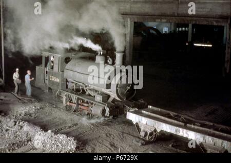 Un Écossais Stewart construit 5'3'' 0-4-0 ST 1903 jauge pendant sa journée de corvées à sa charpente métallique à Mogi Das Cruzes.14-11-1978. Banque D'Images