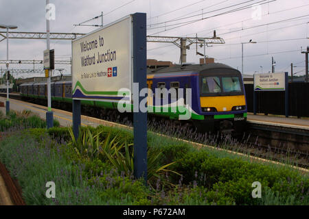 Un Silverlink Metro service commandée, est vu ici à la gare de Watford Junction. L'année 2004. Banque D'Images