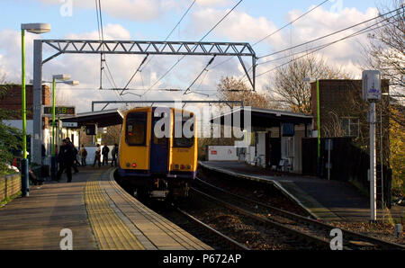 Un Silverlink Metro station service à Kensal Rise sur la North London Line. L'année 2003. Banque D'Images