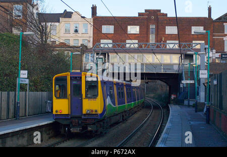 Un Silverlink Metro station service à Kensal Rise sur la North London Line. L'année 2003. Banque D'Images