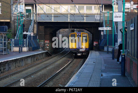 Un Silverlink Metro station service à Kensal Rise sur la North London Line. L'année 2003. Banque D'Images