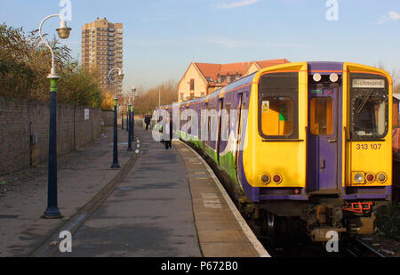 Un service de métro Silverlink North à Woolwhich Station sur la North London Line. L'année 2003. Banque D'Images