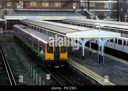 Un Silverlink Metro service à la gare de Richmond sur la North London Line. L'année 2003. Banque D'Images