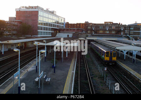 Un Silverlink Metro service à la gare de Richmond sur la North London Line. L'année 2003. Banque D'Images