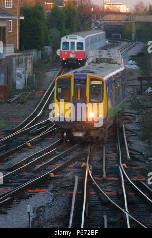 Un service de métro Silverlink en approche de la gare de Richmond sur la North London Line. L'année 2003. Banque D'Images