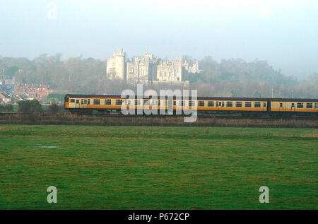 Un jeu de 4 porte slam dans Vep livrée Connex passe la magnificence d'Arundle médiéval château de Sussex avec une Connex South Central services de trains. 2003 Banque D'Images