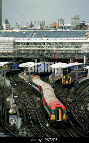 Un train part du sud-ouest de Londres Waterloo Station. 5 avril 2003. Banque D'Images