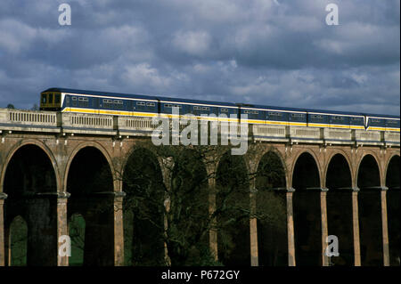 Un passage à niveau de service Thameslink Balcombe viaduc avec un train de Brighton à Bedford. Avril 1998 Banque D'Images