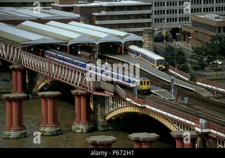 Un passage à niveau de service Thameslink Blackfriars Bridge avec un train de Bedford à Brighton. C1993 Banque D'Images