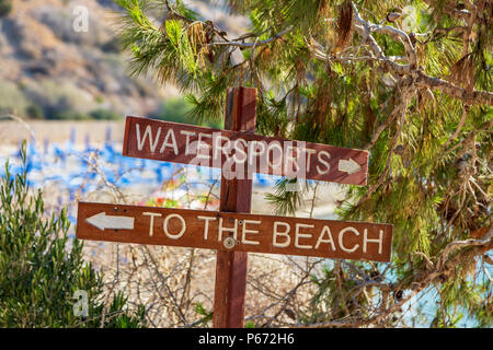 Plage et sports nautiques à signer, en pointant sur la baie Coastal Road où les infrastructures touristiques sont situés, Chypre Banque D'Images