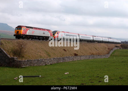 Une classe vierge 57/3 Thunderbird locomotive transporte une unité Pendolino Armoy sur le passé s'installer & Carlisle ligne lors des essais de dégagement sur le r Banque D'Images