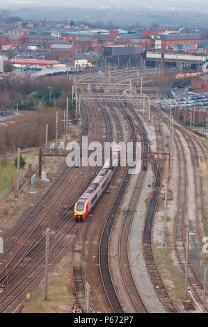 Une rame Voyageur zigzague entre les trackwork à Preston car il part vers le nord avec un service. Février 2005. Banque D'Images