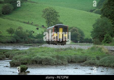 Un Wessex Trains Class 153 traverse la Liskeard à Looe embranchement à Cornwall avec un train à Looe. L'année 2002. Banque D'Images