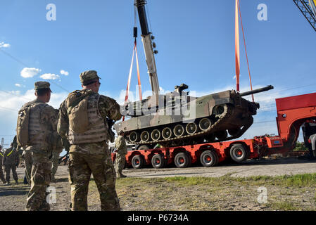 Les soldats de l'armée géorgienne à partir de la 1re Brigade d'infanterie, assurer la sécurité lors des opérations de tête à la tête de Vaziani en préparation pour partenaire Noble à la gare près de 16 Formation de Vaziani, Géorgie, le 5 mai 2016. Partenaire 16 Noble est prévue du 11 mai au 26 et comprendra environ 1 300 participants en provenance des États-Unis, de la Géorgie et le Royaume-Uni l'exercice est un élément essentiel de la formation de la Géorgie pour sa contribution d'une compagnie d'infanterie légère à la Force de réaction de l'OTAN (NFR) et améliore l'autonomie territoriale géorgienne capacité de défense.(U.S. Photo de l'armée par la CPS. Nathanael Mer Banque D'Images