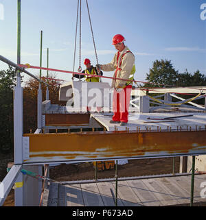 Mise en place de tablier en béton préfabriqué sur la construction de la section Banque D'Images