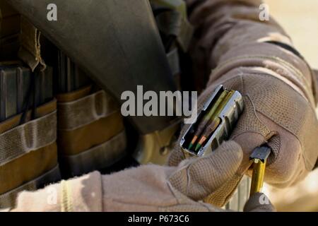 Un U.S. Marine avec 2e Bataillon, 7e Régiment de Marines à des fins spéciales, la masse d'Air Maritime Task Force de la réaction aux crises de la région centrale, 16,2 à munitions reçoit un champ de tir réel au cours de l'exercice lion avide à 16 le Roi Abdullah II Centre de formation d'opérations spéciales, de Jordanie le 17 mai 2016. 16 Lion avide est un militaire américain d'exercice avec le Royaume hachémite de Jordanie visant à renforcer les relations et l'interopérabilité entre les pays partenaires. (U.S. Marine Corps photo par le Cpl. Lauren Falk 5e BAM COMCAM/libérés) Banque D'Images