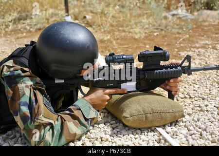 Membre de l'armée jordanienne participe à un champ de tir réel au cours de l'exercice lion avide à 16 le Roi Abdullah II Centre de formation d'opérations spéciales, de Jordanie le 17 mai 2016. 16 Lion avide est un militaire américain d'exercice avec le Royaume hachémite de Jordanie visant à renforcer les relations et l'interopérabilité entre les pays partenaires. (U.S. Marine Corps photo par le Cpl. Lauren Falk 5e BAM COMCAM/libérés) Banque D'Images