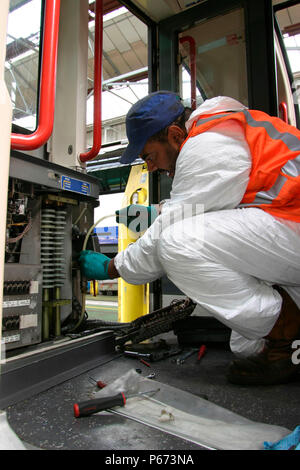 Un ingénieur réalise des travaux de rénovation sur le métro de Londres à l'arrivée des œuvres à Ruislip dans l'ouest de Londres. Mai 2004. Banque D'Images