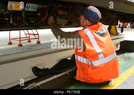 Un ingénieur réalise des travaux de rénovation sur le métro de Londres à l'arrivée des œuvres à Ruislip dans l'ouest de Londres. Mai 2004. Banque D'Images