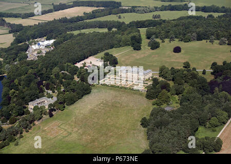 Vue aérienne de Harewood House, près de Leeds, West Yorkshire (prises de plus de 1500' de sorte qu'aucune des questions de droit d'auteur de la propriété) Banque D'Images