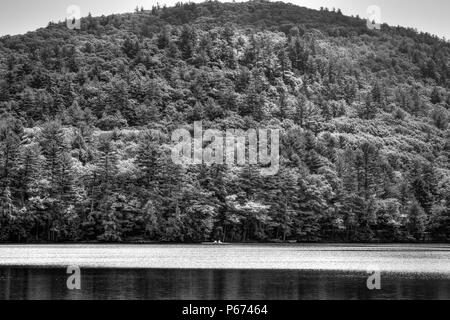 Deux rameurs dans une paire sur le lac de Luzerne, New York Banque D'Images