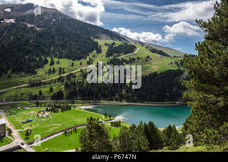 Vue sur la Vall de Nuria Valley dans le montagnes Pyreneean, Catalogne, Espagne Banque D'Images