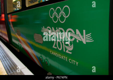 Livrée et logo de la tenue des Jeux Olympiques à Londres en métro à la gare de Stratford. Novembre 2004 Banque D'Images