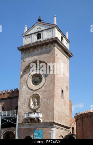 Tour de l'horloge du Palais de la raison (Palais de la raison avec la Torre dell'Orologio) à Mantoue, Italie Banque D'Images