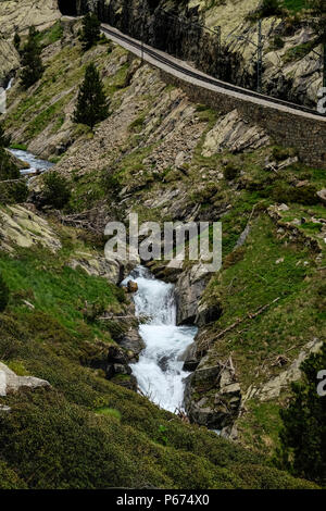 Le Rio de Nuria river qui s'écoule dans la Vall de Nuria à Ribes de Freser dans la montagnes Pyreneean, Catalogne, Espagne Banque D'Images