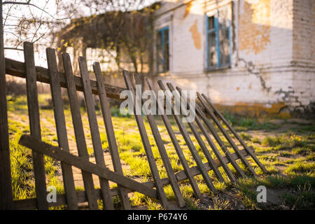 Vieille clôture en bois de la maison en été Banque D'Images