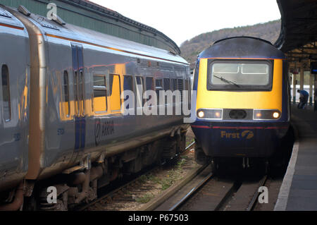 La Great Western Railway en 2004. Un service à Carmarthen Swansea - la plate-forme à la gare de Swansea Swansea - Paddington ; l'arrivée de service. Banque D'Images