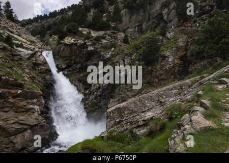 La cua de Cavalt, chevaux, cascade de la queue sur le Rio de Nuria River dans le Vall de Nuria fortement chargé d'eau qui coule dans la montagnes Pyreneean, Cat Banque D'Images