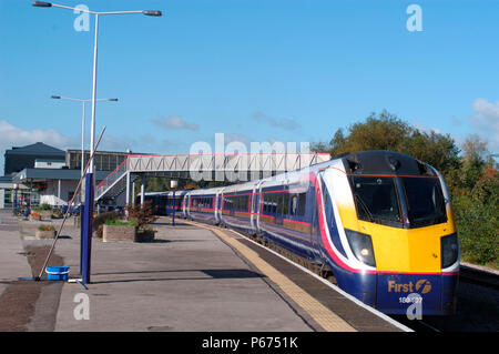 La Great Western Railway. La gare de Swindon. Vue de l'East End de la plate-forme jusqu'à la classe 180 rame Adelante arrive à la plate-forme de secours avec W Banque D'Images