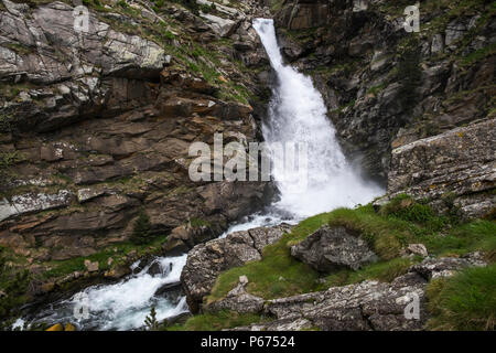 La cua de Cavalt, chevaux, cascade de la queue sur le Rio de Nuria River dans le Vall de Nuria fortement chargé d'eau qui coule dans la montagnes Pyreneean, Cat Banque D'Images