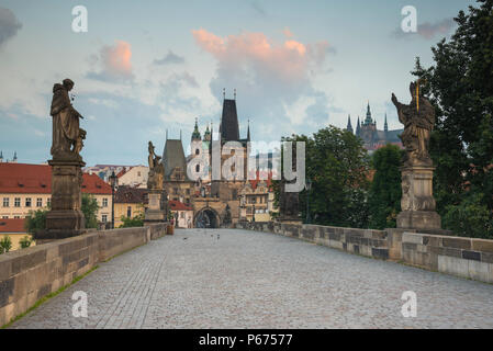 Le lever du soleil sur le Pont Charles (Karluv Most), Prague, République Tchèque Banque D'Images