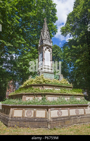 London Borough of Camden, le mémorial néo-gothique et sundial érigé par la baronne Burdett-Coutts dans le cimetière de St Pancras Old Church Banque D'Images