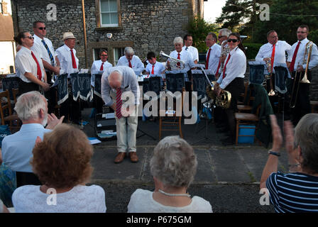 Groupe d'argent de village, chef d'orchestre prenant un arc Youlgreave Yorkshire England 2018, 2010s, HOMER SYKES Banque D'Images