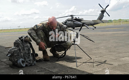 Le sergent de l'armée américaine. Jayson Toohey, U.S. Southern Command, spécialiste des communications de l'équipe d'évaluation de la situation, établit le contact avec le centre des opérations de la Force opérationnelle Force-Bravo à la base aérienne de Soto Cano au Honduras, à partir de la ligne de vol de l'aéroport international Augusto C. Sandino à Managua, Nicaragua, 16 mai 2016. Toohey faisait partie d'une personne de 9 s-SAT qui a été invité à faire preuve de leurs capacités d'intervention en cas de catastrophe à la défense civile du Nicaragua et l'ambassade des États-Unis, Managua, communautaire d'intervention d'urgence. (U.S. Photo de l'Armée de l'air par le Capitaine David Liapis) Banque D'Images