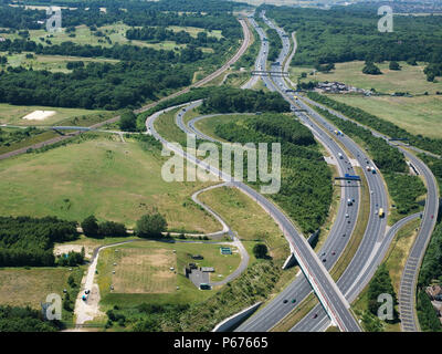 La sortie 1 de l'autoroute M2 à la nord où elle devient l'A2, près de Strood, Kent, UK, vue aérienne Banque D'Images